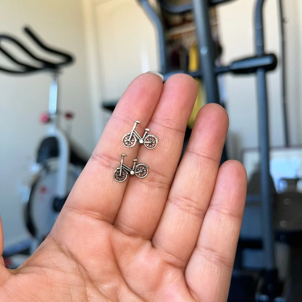 Silver tone bike 🚲 earrings studs - Picture 6 of 6